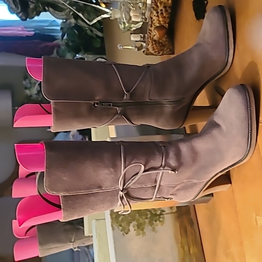 Really cool Johnson and Murphy top suede boots with zipper never worn